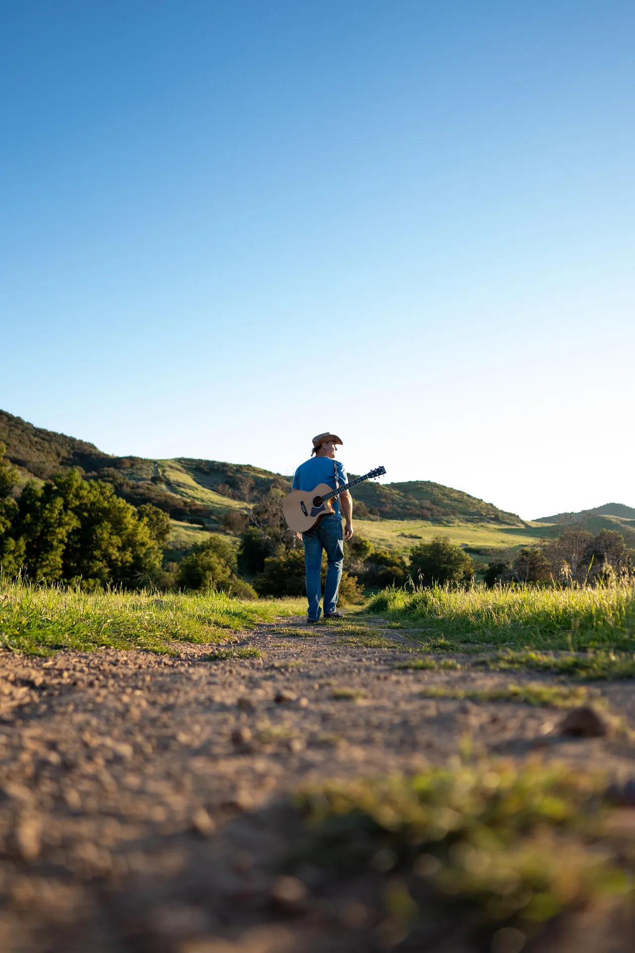 Outdoor portrait session in an open green field in the West San Fernando Valley